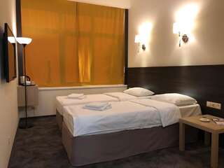 Отель Hotel Continent Gagra Гагра Стандартный двухместный номер с 2 отдельными кроватями-1