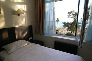 Отель Hotel Continent Gagra Гагра Семейный номер с видом на море-14